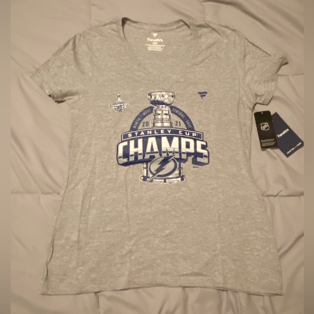 NWT Tampa Bay Lightning 2021 Stanley Cup Champs v-neck tee.  Size medium.
